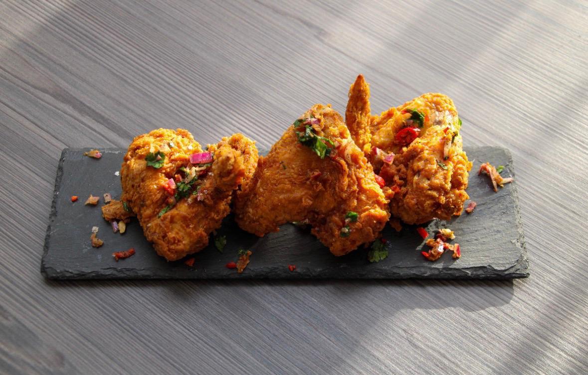 Spicy crispy chicken wings with chilli and herbs